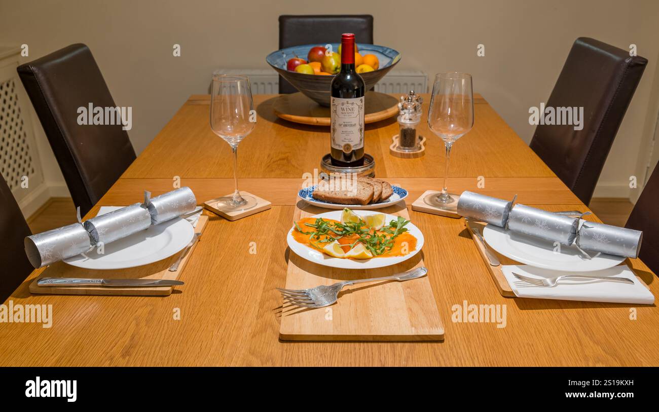 Table de dîner pour le dîner de Noël avec des craquelins de Noël et entrée de saumon fumé, Royaume-Uni Banque D'Images