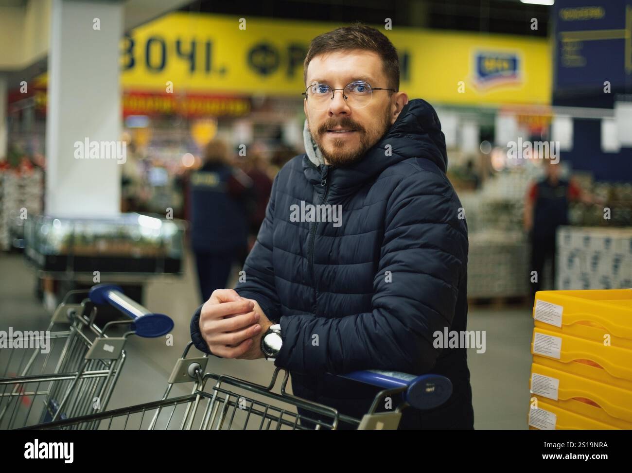 Un homme faisant du shopping dans un supermarché Banque D'Images