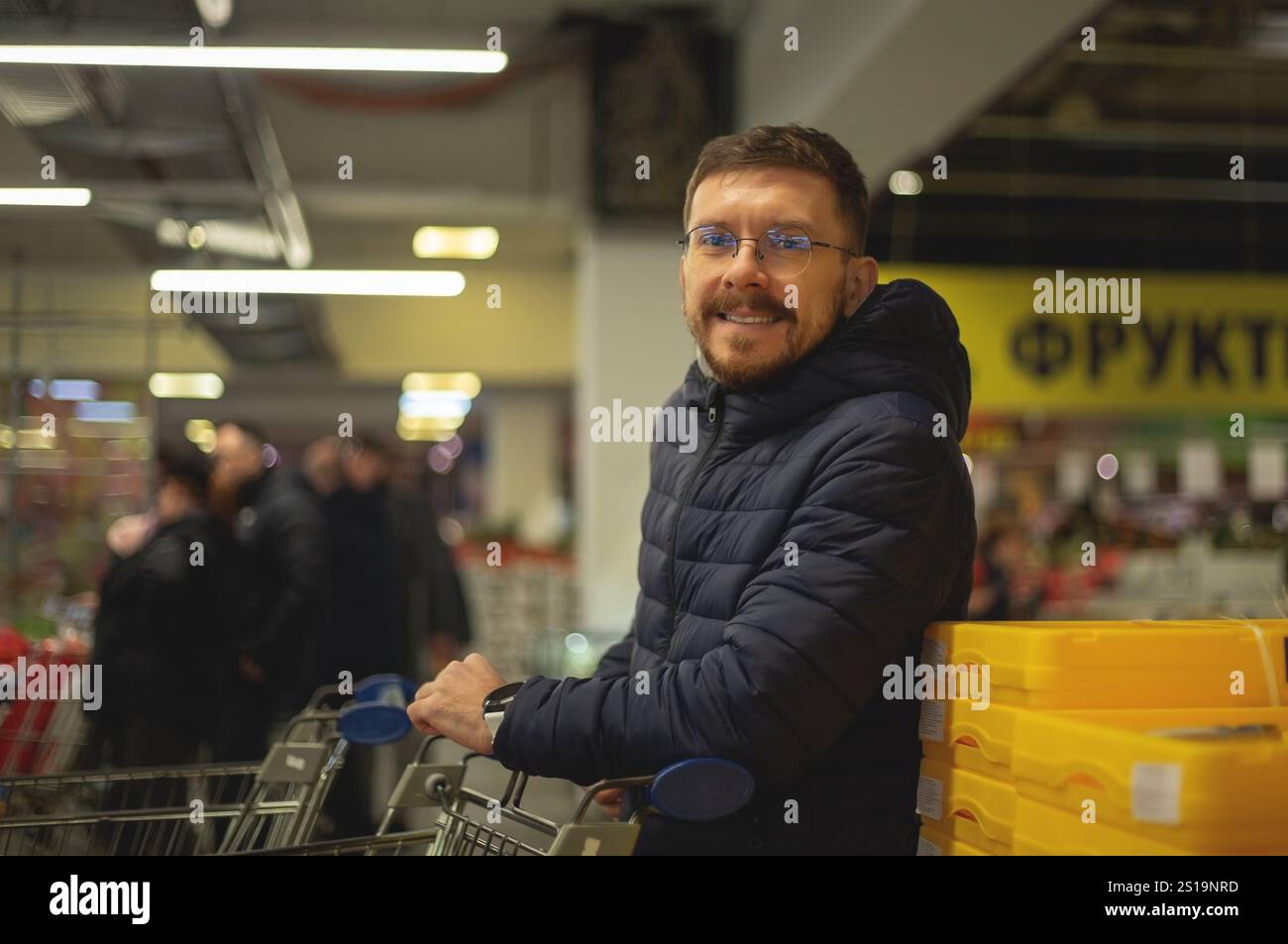Un homme faisant du shopping dans un supermarché Banque D'Images