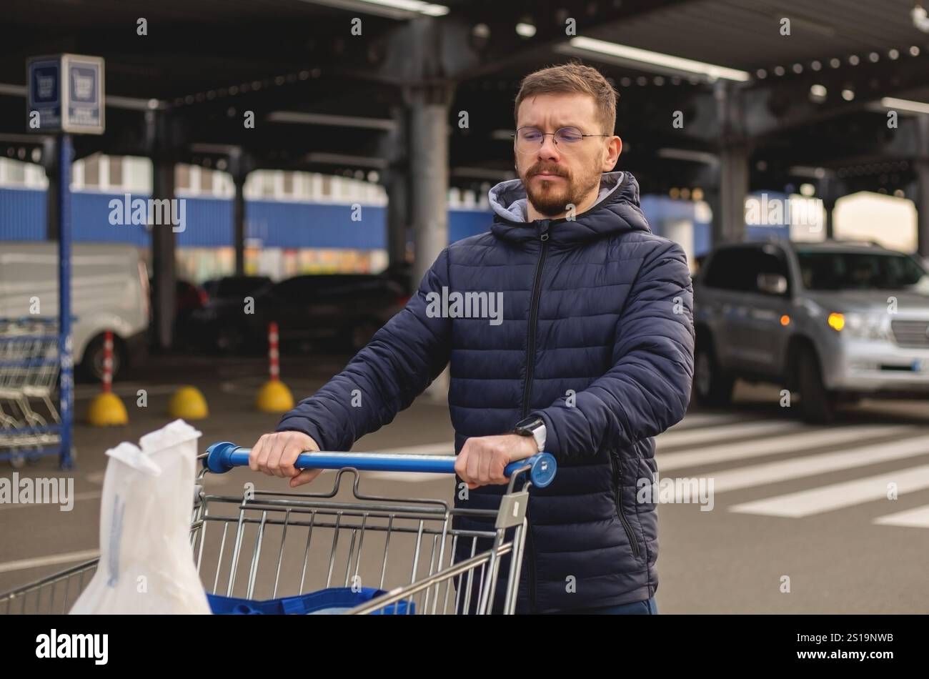 Un homme faisant du shopping dans un supermarché Banque D'Images