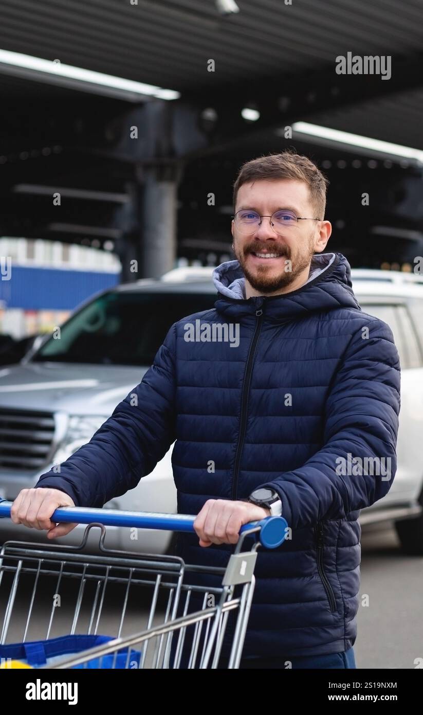 Un homme faisant du shopping dans un supermarché Banque D'Images