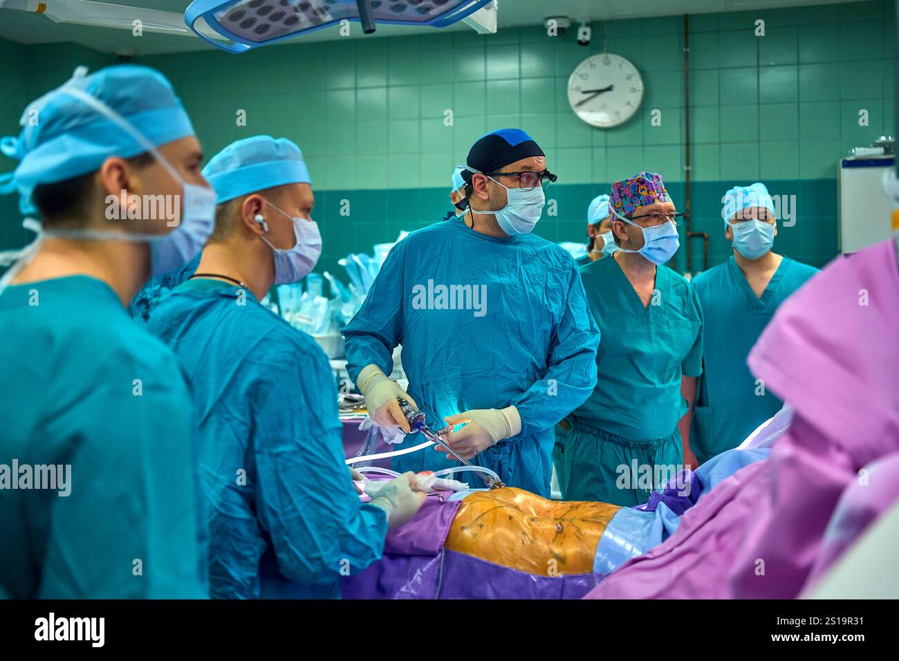 les chirurgiens travaillent dans une salle d'opération moderne Banque D'Images