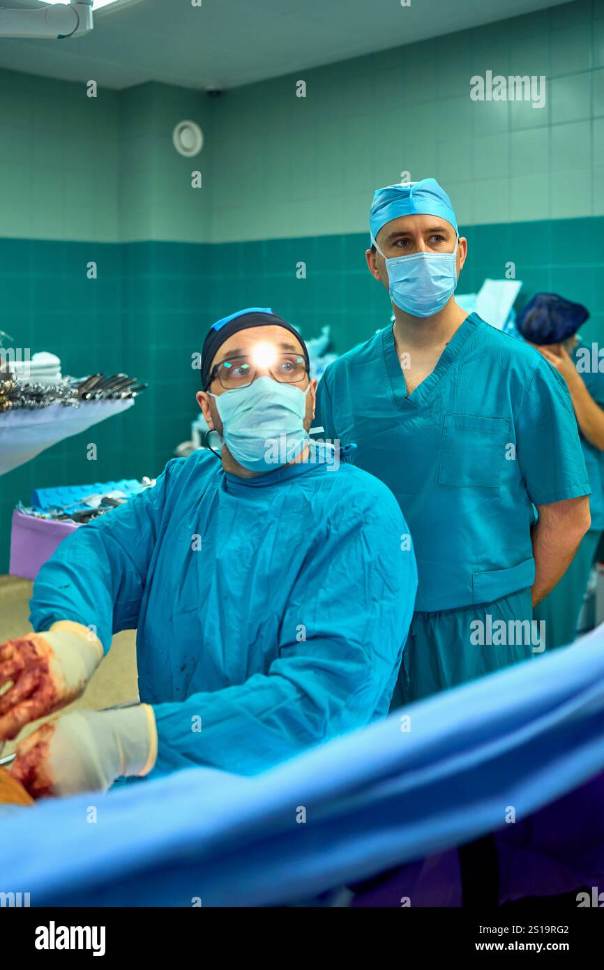 les chirurgiens travaillent dans une salle d'opération moderne Banque D'Images