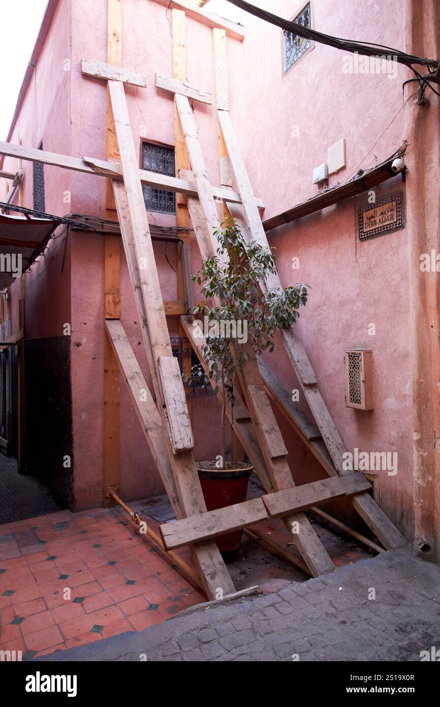 contrefort en bois soutenant le bâtiment endommagé par le tremblement de terre à derb almir dans la vieille médina de marrakech, maroc Banque D'Images