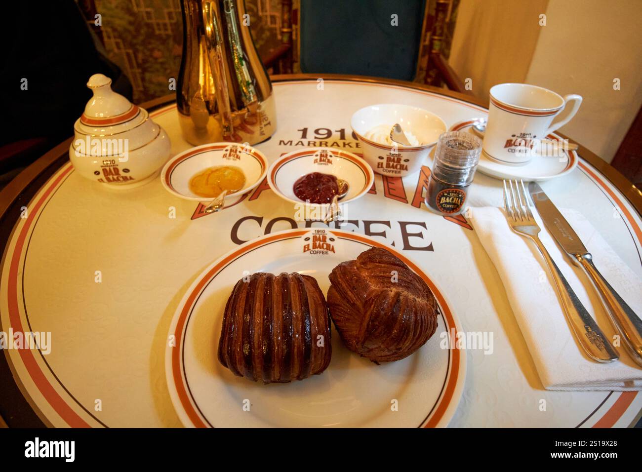 petit déjeuner croissants et café pour une personne au bacha coffee marrakech, maroc Banque D'Images