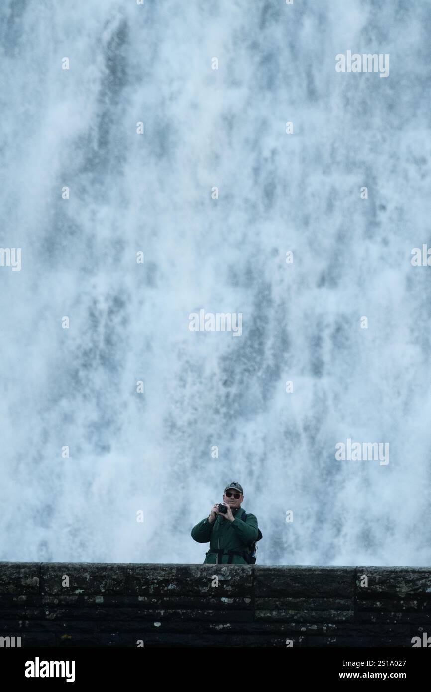 Barrage de Caban COCH, Elan Valley, centre du pays de Galles, Royaume-Uni. 2 janvier 25. Le barrage déborde aujourd'hui suite à de fortes pluies. Crédit : Andrew Bartlett/Alamy Live News Banque D'Images Barrage de Caban COCH, Elan Valley, centre du pays de Galles, Royaume-Uni. 2 janvier 25. Le barrage déborde aujourd'hui suite à de fortes pluies. Crédit : Andrew Bartlett/Alamy Live News Banque D'Images