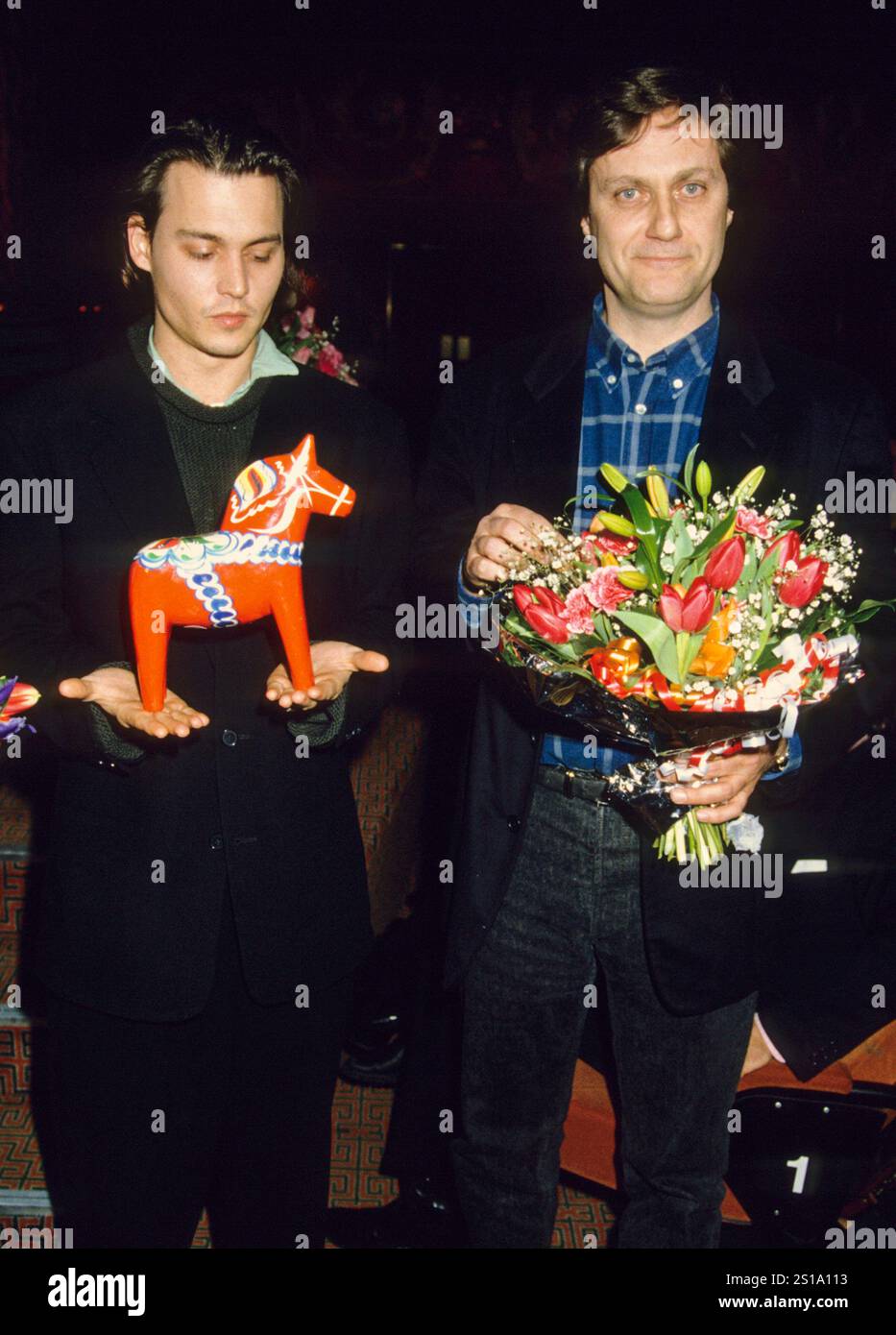 Lasse Hallström est réalisatrice suédoise au Festival international du film de Stockholm avec Johnny Deep après avoir été acclamée pour Whats Eating Gilbert Grape Banque D'Images