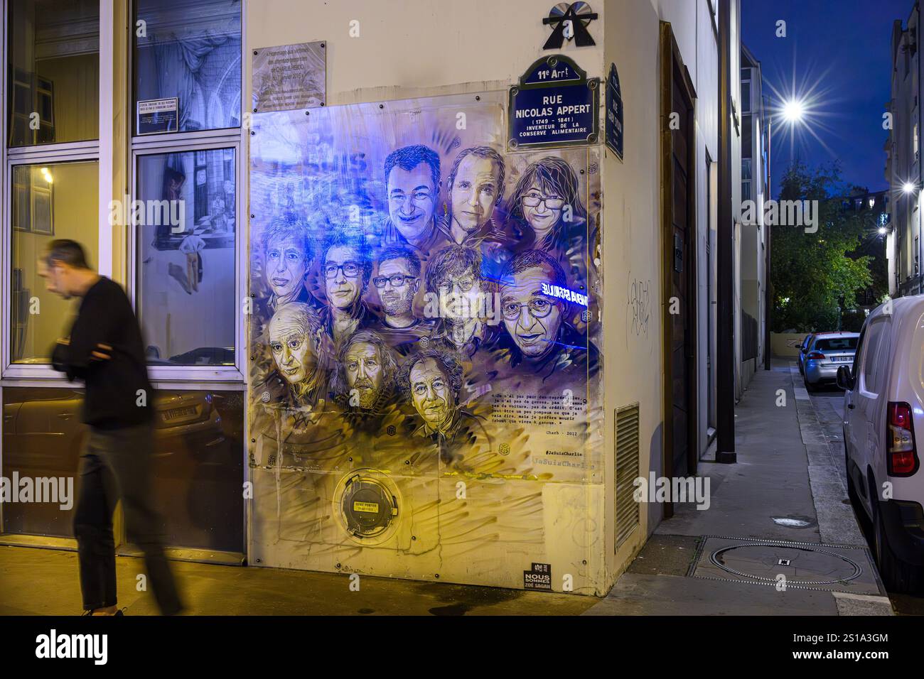 FRANCE. PARIS (75) (11ÈME ARRONDISSEMENT) RUE NICOLAS APPERT, LE GRAFFITI CHRISTIAN GUEMY (ALIAS C215) PEINT UNE FRESQUE (PROTÉGÉE PAR UN TRANSLUCIDE Banque D'Images