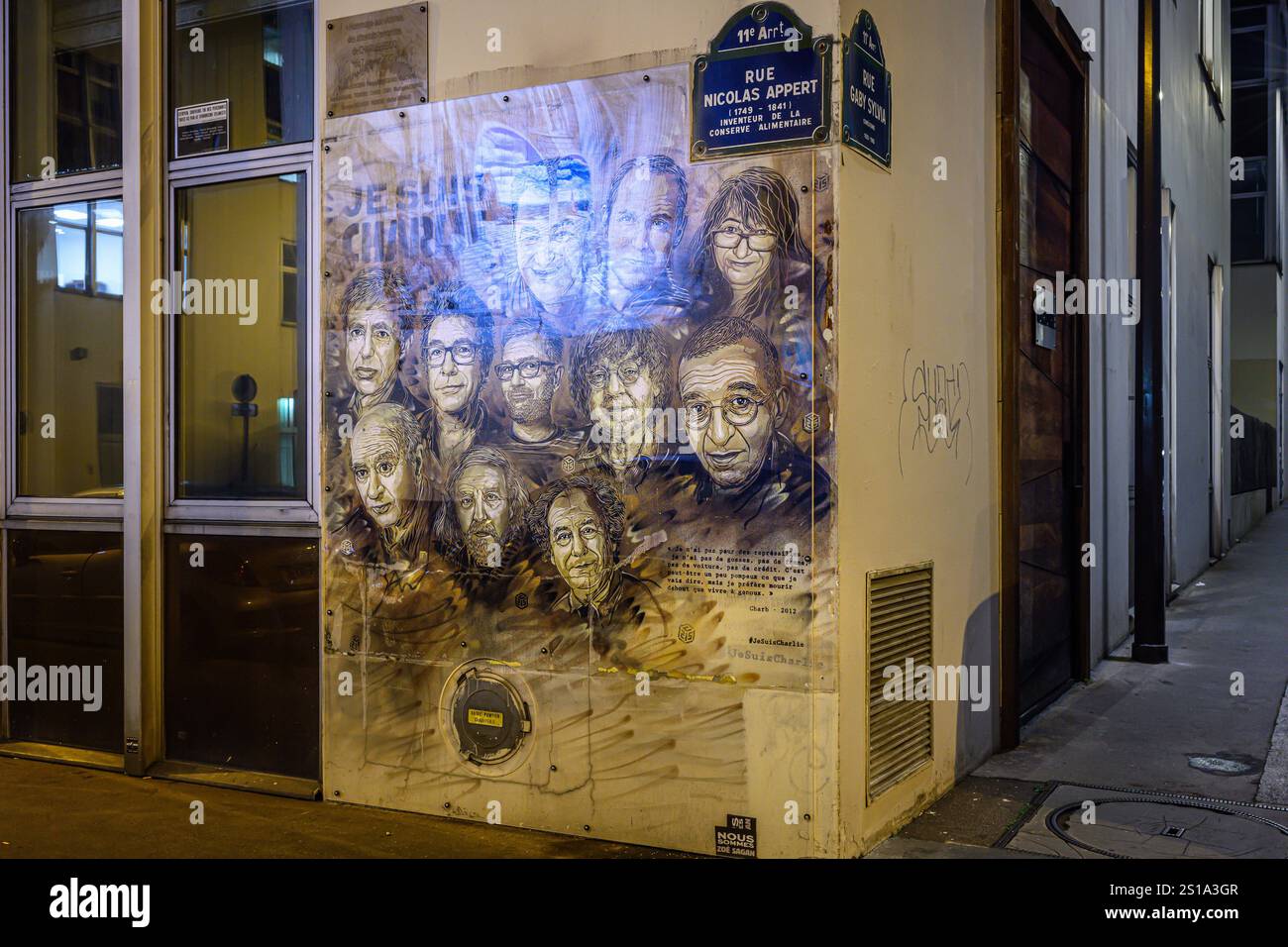 FRANCE. PARIS (75) (11ÈME ARRONDISSEMENT) RUE NICOLAS APPERT, LE GRAFFITI CHRISTIAN GUEMY (ALIAS C215) PEINT UNE FRESQUE (PROTÉGÉE PAR UN TRANSLUCIDE Banque D'Images