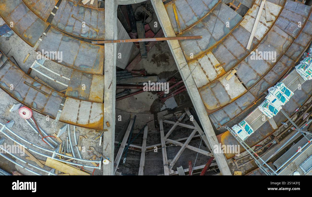 Vukovar, Croatie. Vue aérienne de haut en bas par drone du château d'eau de Vukovar marqué par la guerre pendant les travaux de restauration, toit en tôle d'acier, grande ouverture vers l'intérieur Banque D'Images