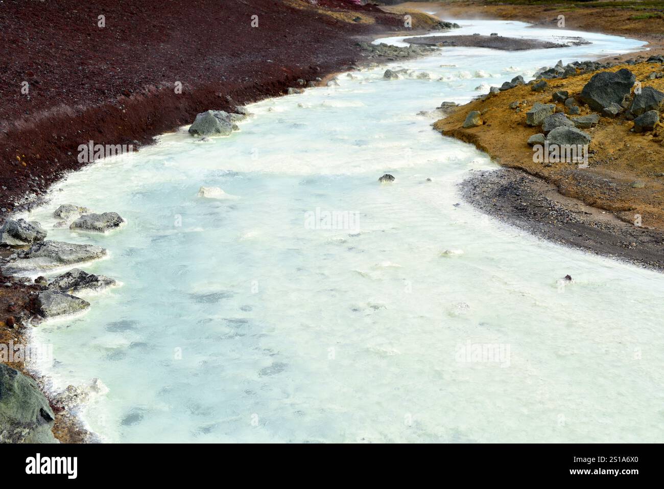 Kroflustod, eau riche en silice. Station géothermique. Myvatn, Islande. Banque D'Images