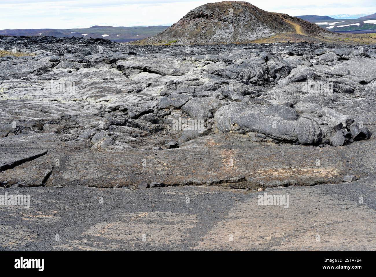 Volcan Leirhnjukur, cratère et champ de lave. Krafla, région de Myvatn, Islande. Banque D'Images