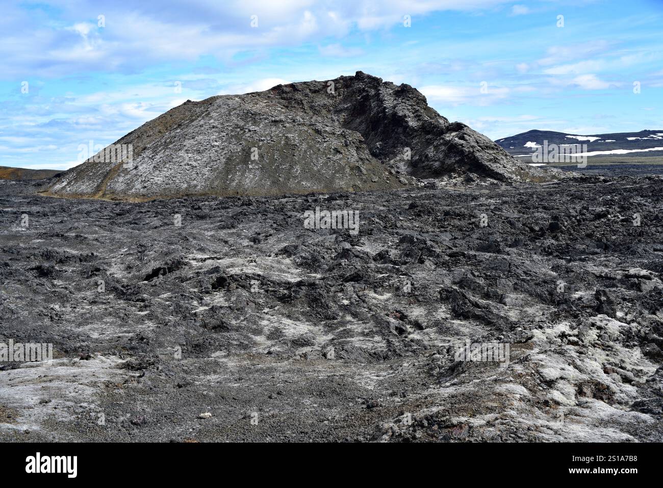 Volcan Leirhnjukur, cratère et champ de lave. Krafla, région de Myvatn, Islande. Banque D'Images