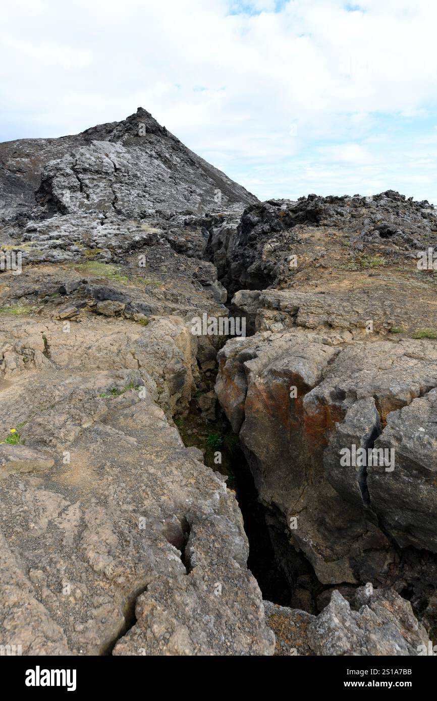 Volcan Leirhnjukur, cratère et fissure tectonique. Krafla, région de Myvatn, Islande. Banque D'Images