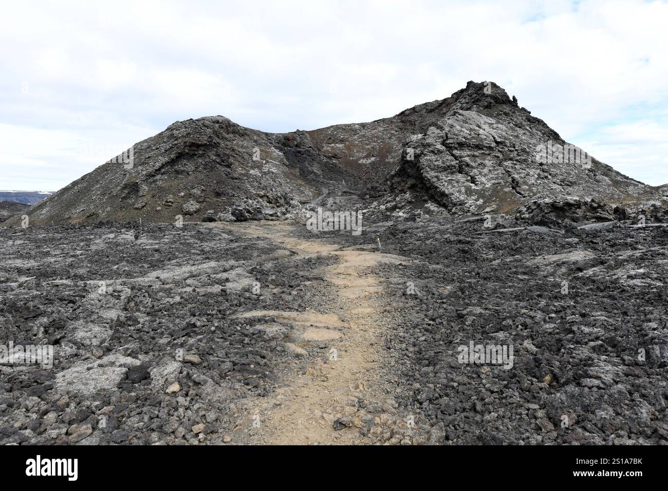 Volcan Leirhnjukur, cratère et coulée de lave. Krafla, région de Myvatn, Islande. Banque D'Images