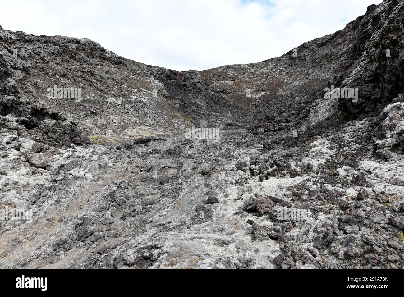 Volcan Leirhnjukur, cratère et coulée de lave. Krafla, région de Myvatn, Islande. Banque D'Images