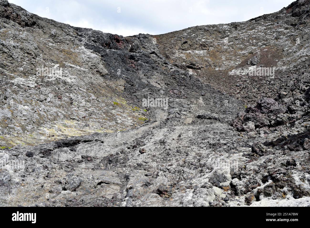 Volcan Leirhnjukur, cratère et coulée de lave. Krafla, région de Myvatn, Islande. Banque D'Images