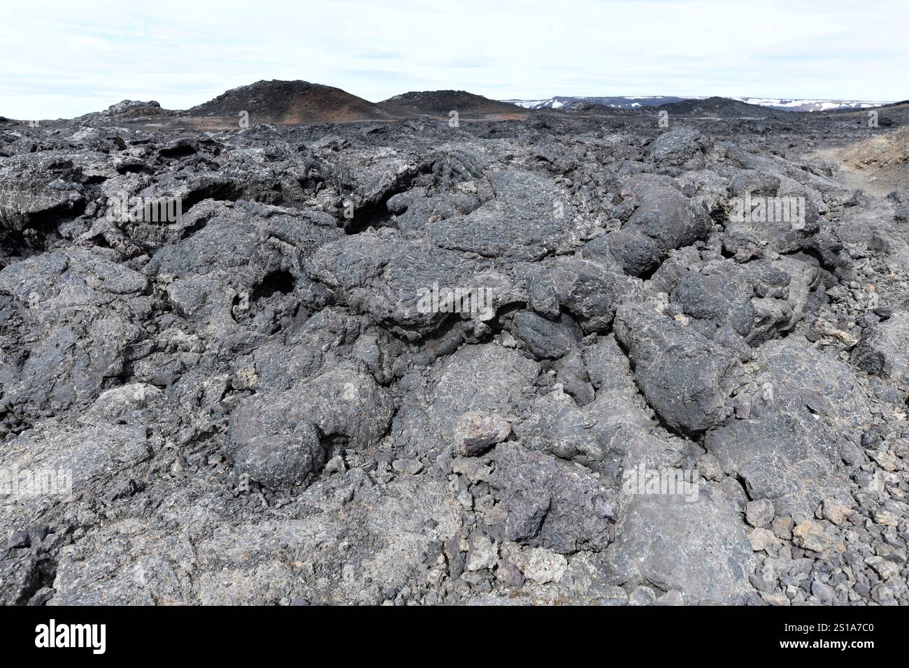 Volcan Leirhnjukur, cratère et coulée de lave. Krafla, région de Myvatn, Islande. Banque D'Images