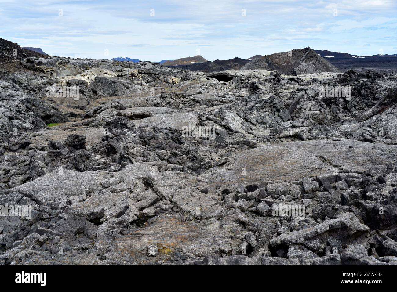 Volcan Leirhnjukur, cratère et coulée de lave. Krafla, région de Myvatn, Islande. Banque D'Images