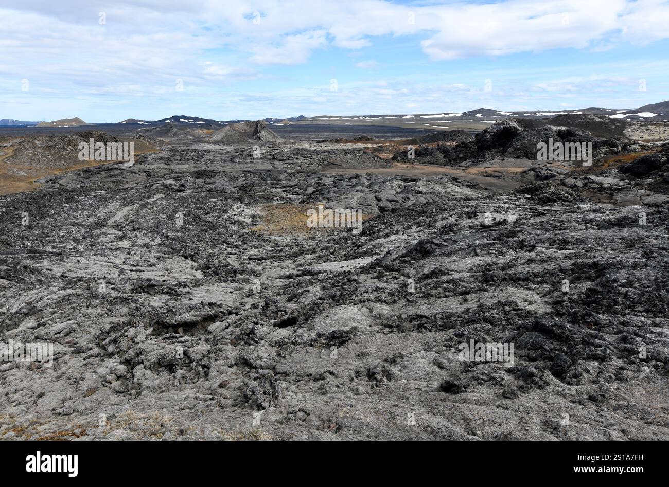 Volcan Leirhnjukur, cratère et coulée de lave. Krafla, région de Myvatn, Islande. Banque D'Images