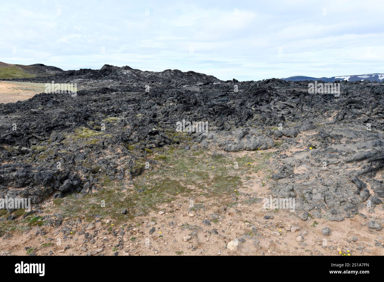 Volcan Leirhnjukur, cratère et coulée de lave. Krafla, région de Myvatn, Islande. Banque D'Images
