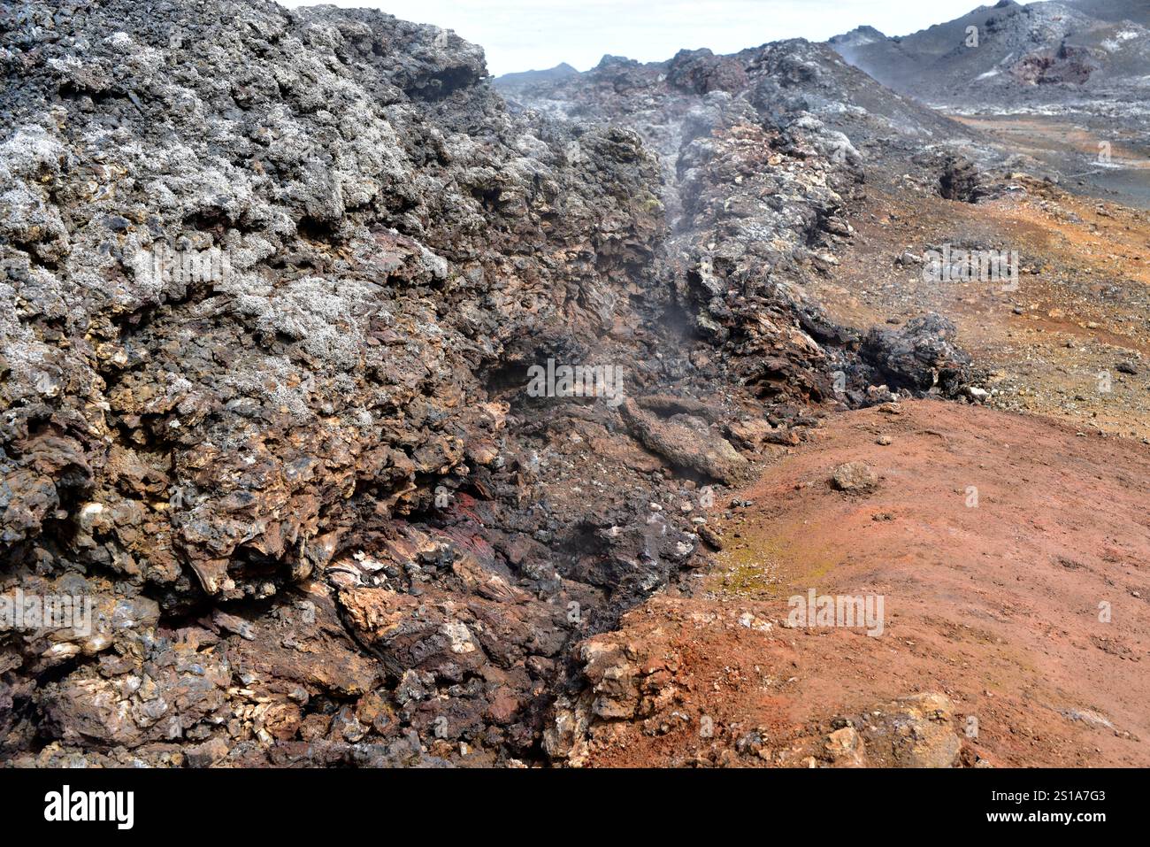 Volcan Leirhnjukur, fumerolles et fissure tectonique. Krafla, région de Myvatn, Islande. Banque D'Images