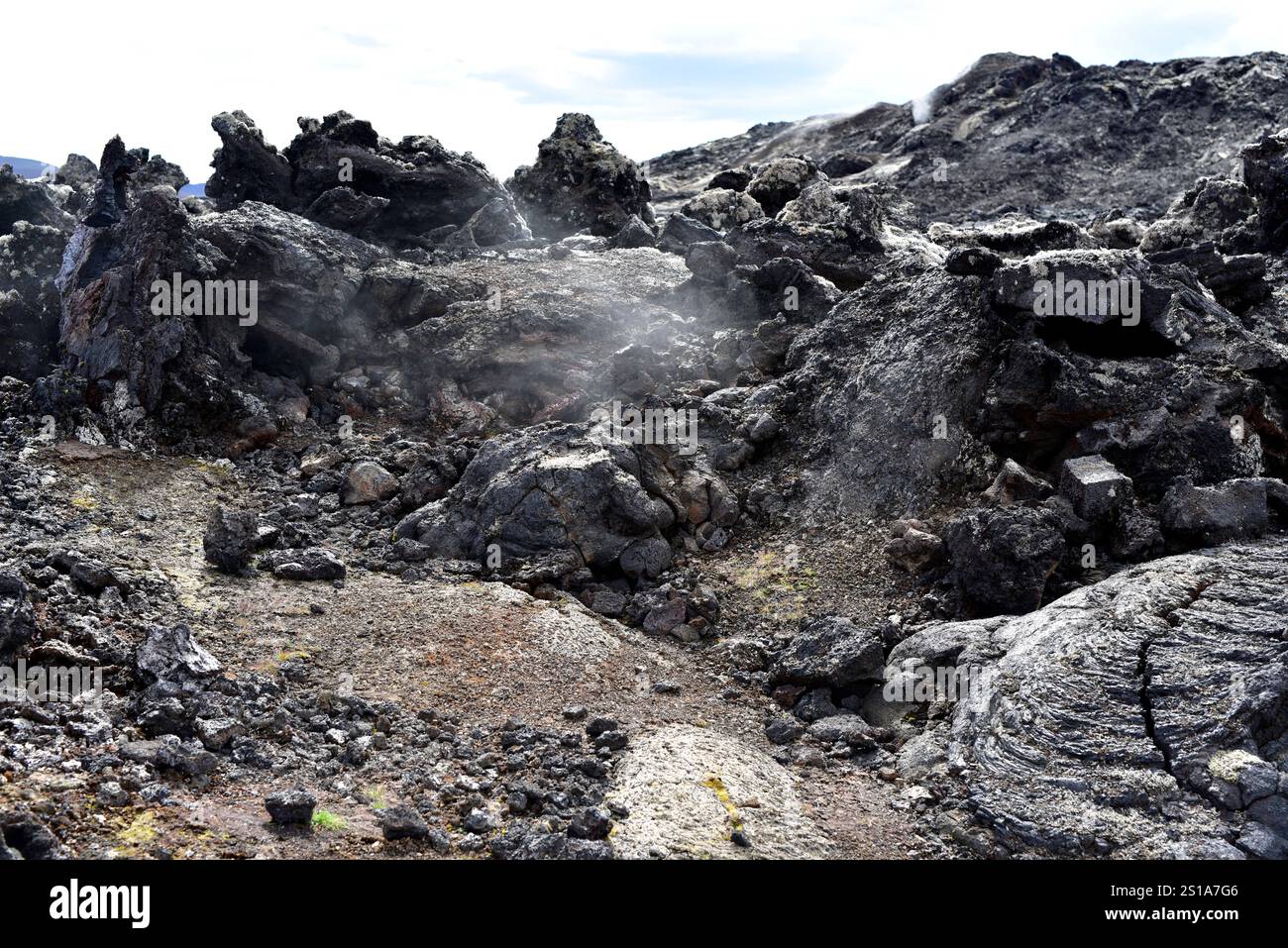 Volcan Leirhnjukur, fumerolles. Krafla, région de Myvatn, Islande. Banque D'Images