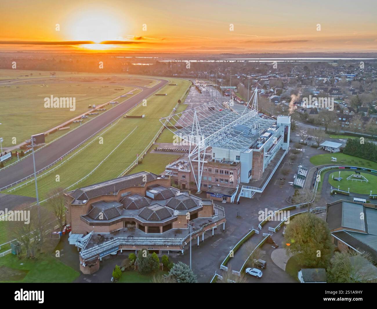 vue aérienne de l'aube sur l'hippodrome de kempton park à sunbury on thames dans le surrey Banque D'Images