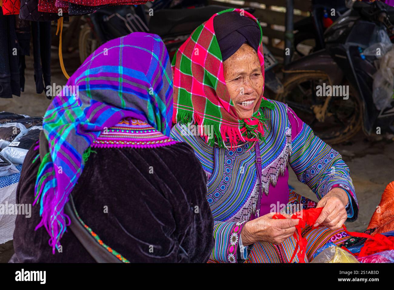 Vietnam, province de Lao Cai, Lung Phinh, le marché hebdomadaire du groupe ethnique des fleurs Hmong Banque D'Images