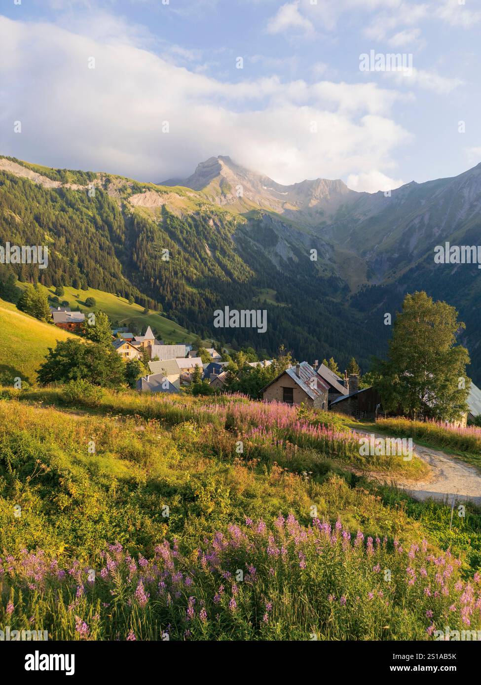 France, Isère, Parc National des Ecrins, Villard Reymond (1650 m) est la plus haute commune d'Isère et le deuxième plus haut village de France, Grand Renaud (2776 m) Banque D'Images