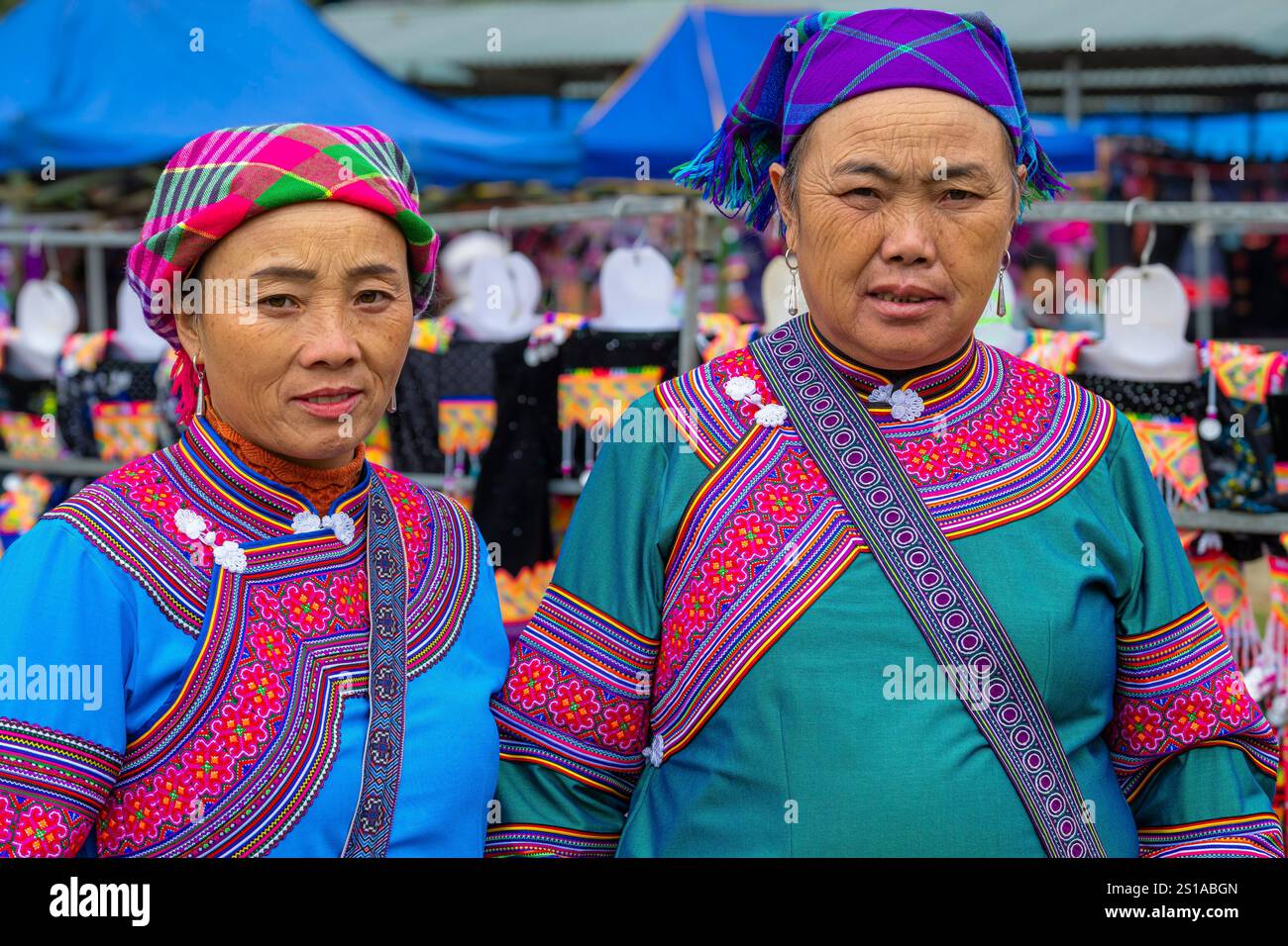 Vietnam, province de Lao Cai, Lung Phinh, le marché hebdomadaire du groupe ethnique des fleurs Hmong Banque D'Images