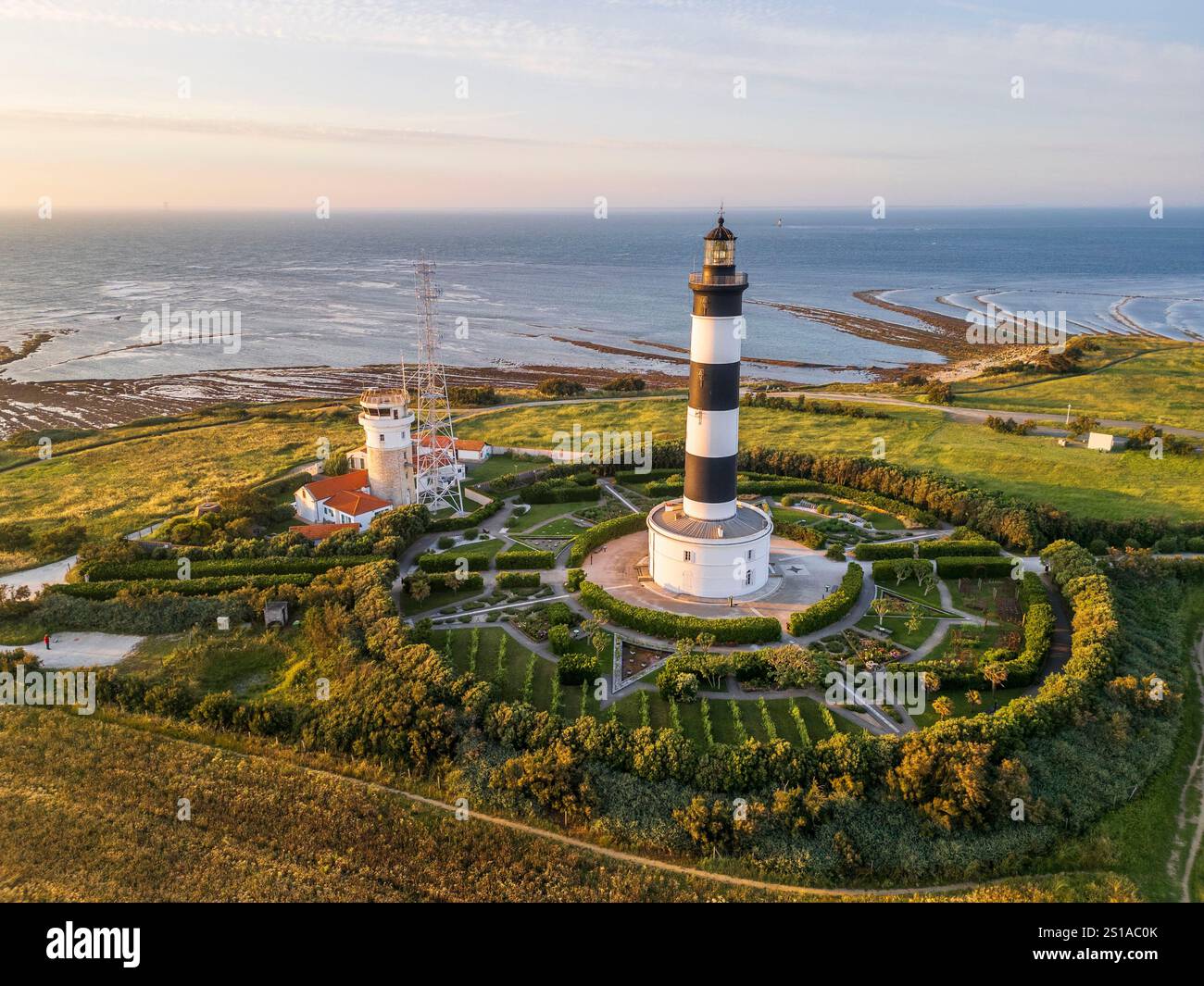 France, Charente-maritime, Île d'Oléron, Saint-Denis d'Oléron, le sémaphore et phare de Chassiron (46 m) depuis la pointe de Chassiron à l'extrémité nord de l'île d'Oléron (vue aérienne) Banque D'Images