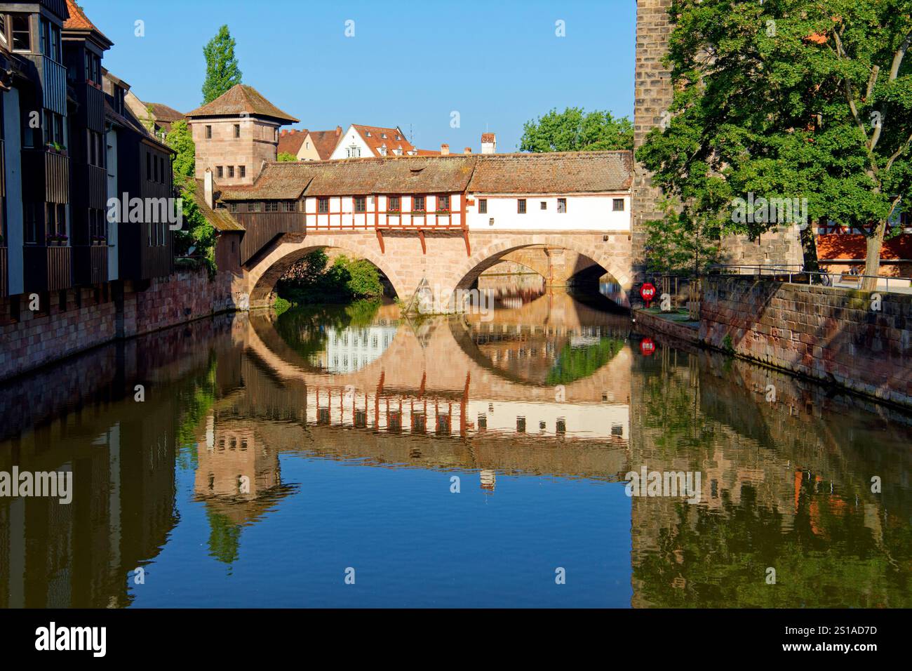 Allemagne, Bavière, Franconie, Nuremberg, vieille ville, le long de la rivière Pegnitz, le musée de la Maison du pencher (Henkerhaus Museum) et le pont du pencher (Henkerbrücke) Banque D'Images