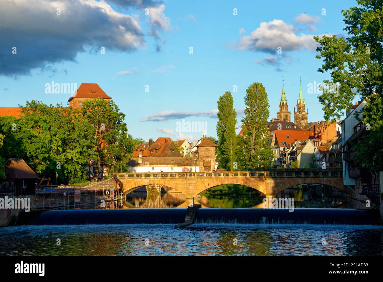 Allemagne, Bavière, Franconie, Nuremberg, vieille ville, le long de la rivière Pegnitz, le pont Max et le musée de la Maison du pencher (Henkerhaus Museum) et le pont du pencher (Henkerbrücke) en arrière-plan Banque D'Images