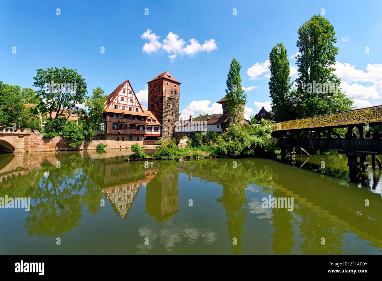 Allemagne, Bavière, Franconie, Nuremberg, vieille ville, le long de la rivière Pegnitz, Wasserturm (château d'eau), le musée de la Maison du pencher (Henkerhaus Museum) et le pont du pencher (Henkerbrücke) Banque D'Images