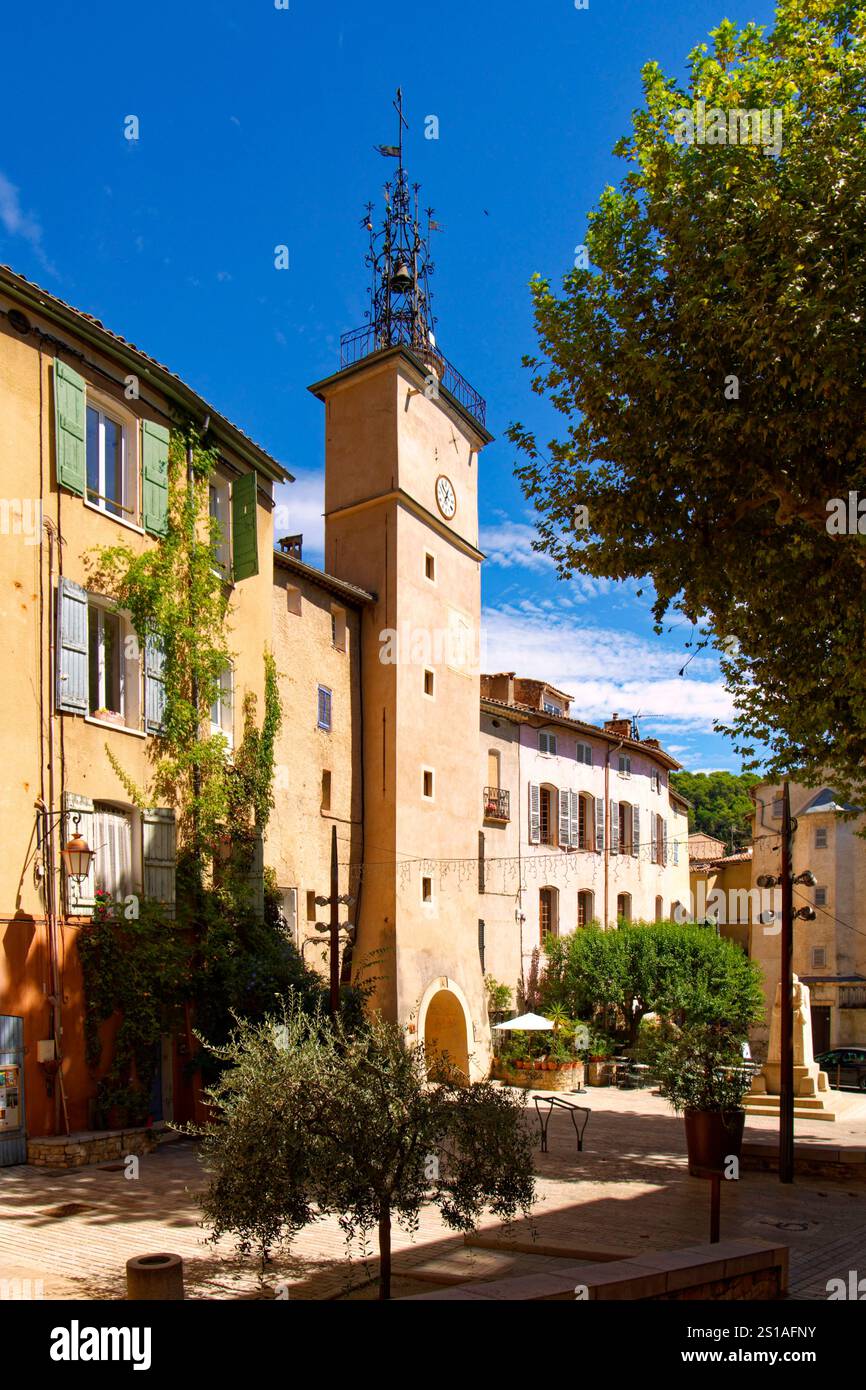 France, Var, Provence verte, Cotignac, place de la Mairie, la Tour de l'horloge et son clocher Banque D'Images