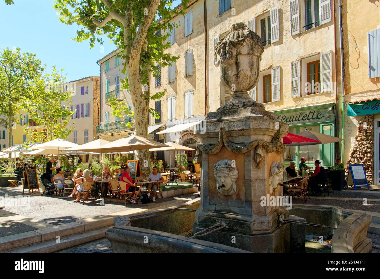 France, Var, Provence verte, Cotignac, cours Gambetta, la fontaine des quatre saisons de 1810 Banque D'Images