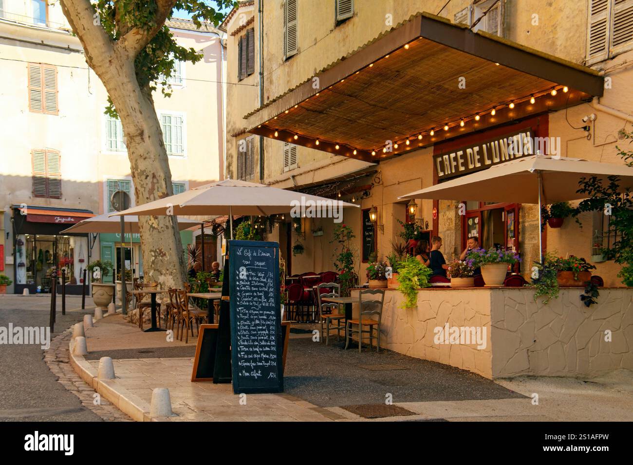 France, Var, Provence verte, Cotignac, cours Gambetta Banque D'Images