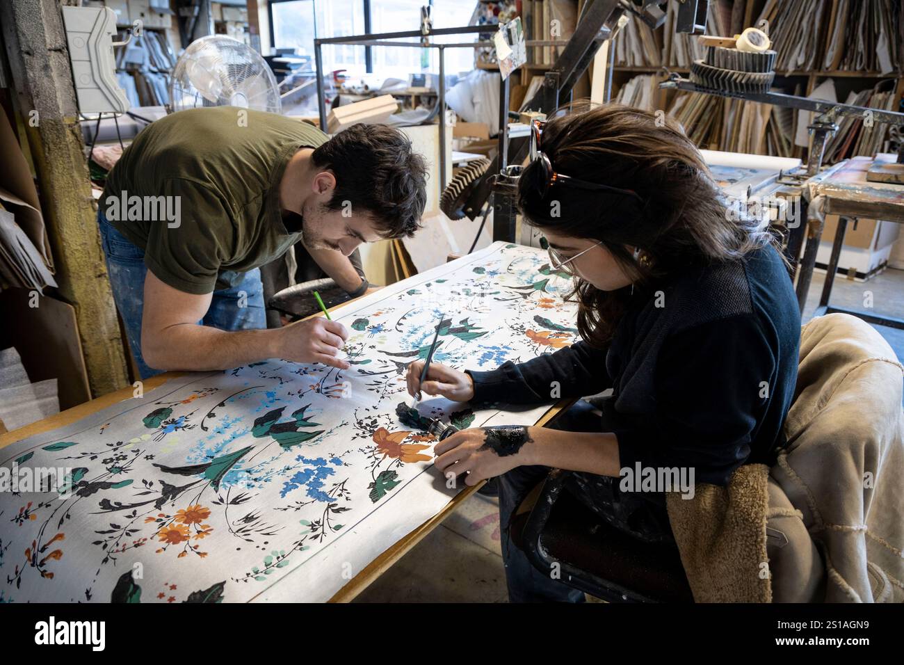 France, Indre et Loire, vallée de la Loire classée au Patrimoine mondial de l'UNESCO, Tours, L'Atelier d'Offard perpétue le savoir-faire des papiers peints en carton des grands fabricants des XVIIIe et XIXe siècles, retouches sur le pilier Lorenzo, un papier peint imprimé en 17 couleurs Banque D'Images
