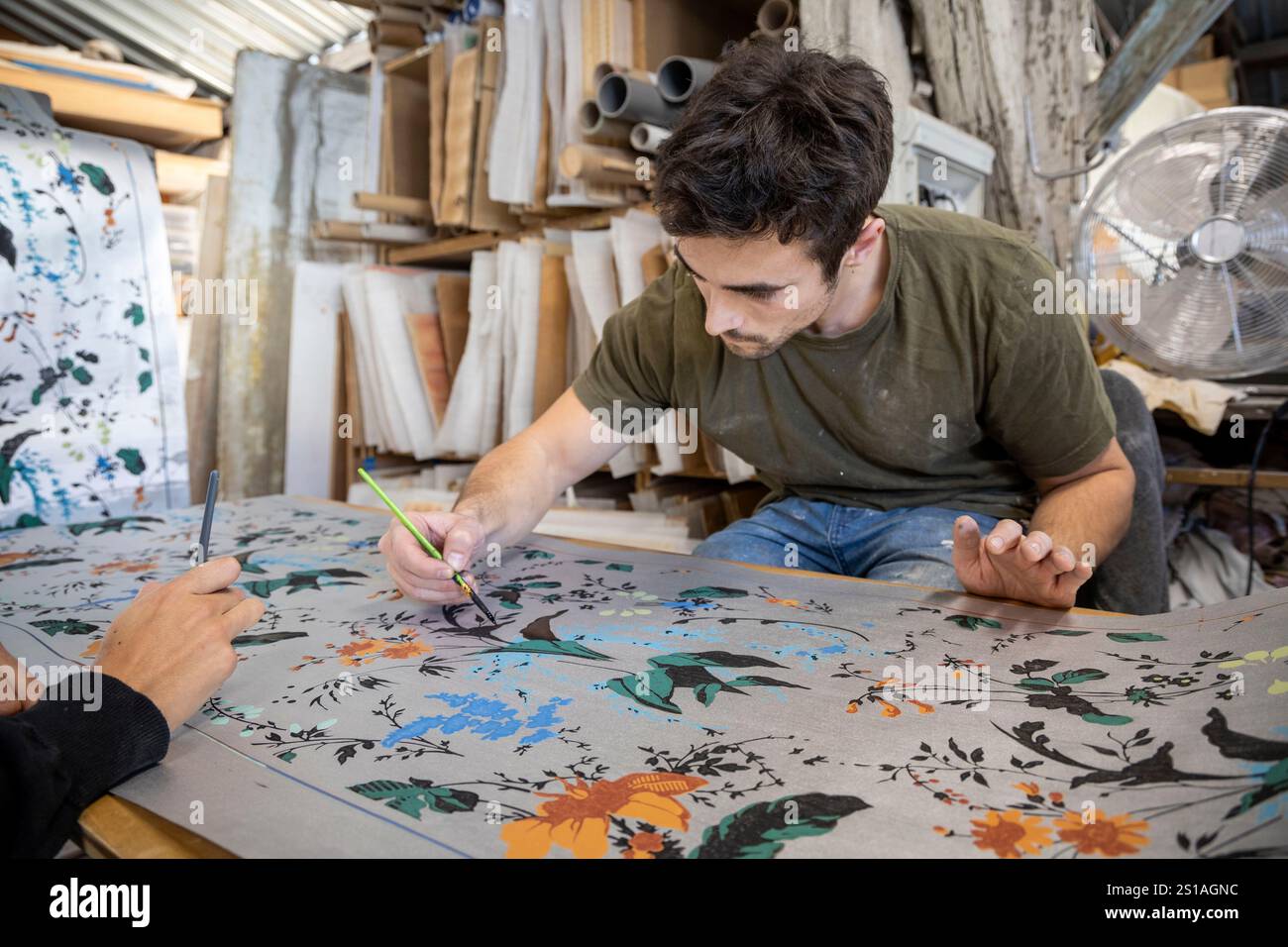 France, Indre et Loire, vallée de la Loire classée au Patrimoine mondial de l'UNESCO, Tours, L'Atelier d'Offard perpétue le savoir-faire des papiers peints en carton des grands fabricants des XVIIIe et XIXe siècles, retouches sur le pilier Lorenzo, un papier peint imprimé en 17 couleurs Banque D'Images
