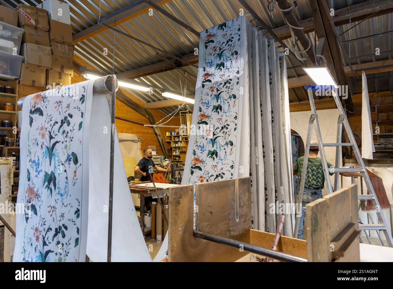 France, Indre et Loire, vallée de la Loire classée au Patrimoine mondial de l'UNESCO, Tours, L'Atelier d'Offard perpétue le savoir-faire des papiers peints en carton des grands fabricants des XVIIIe et XIXe siècles, retouches sur le pilier Lorenzo, un papier peint imprimé en 17 couleurs Banque D'Images