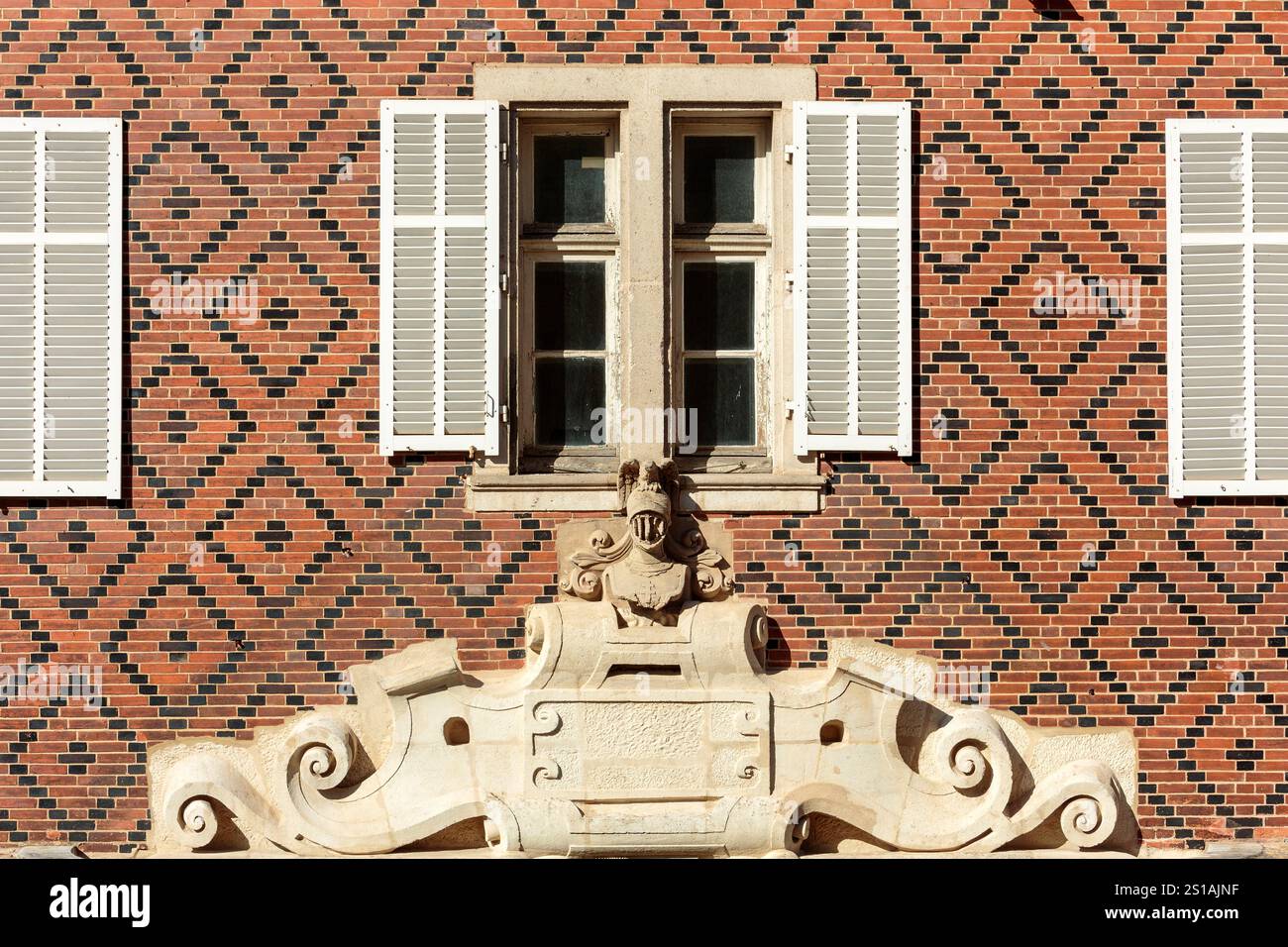 France, Meurthe-et-Moselle, Nancy, tour de guet carrée en briques rouges située à l'arrière de la porte de la Craffe monumentale Banque D'Images