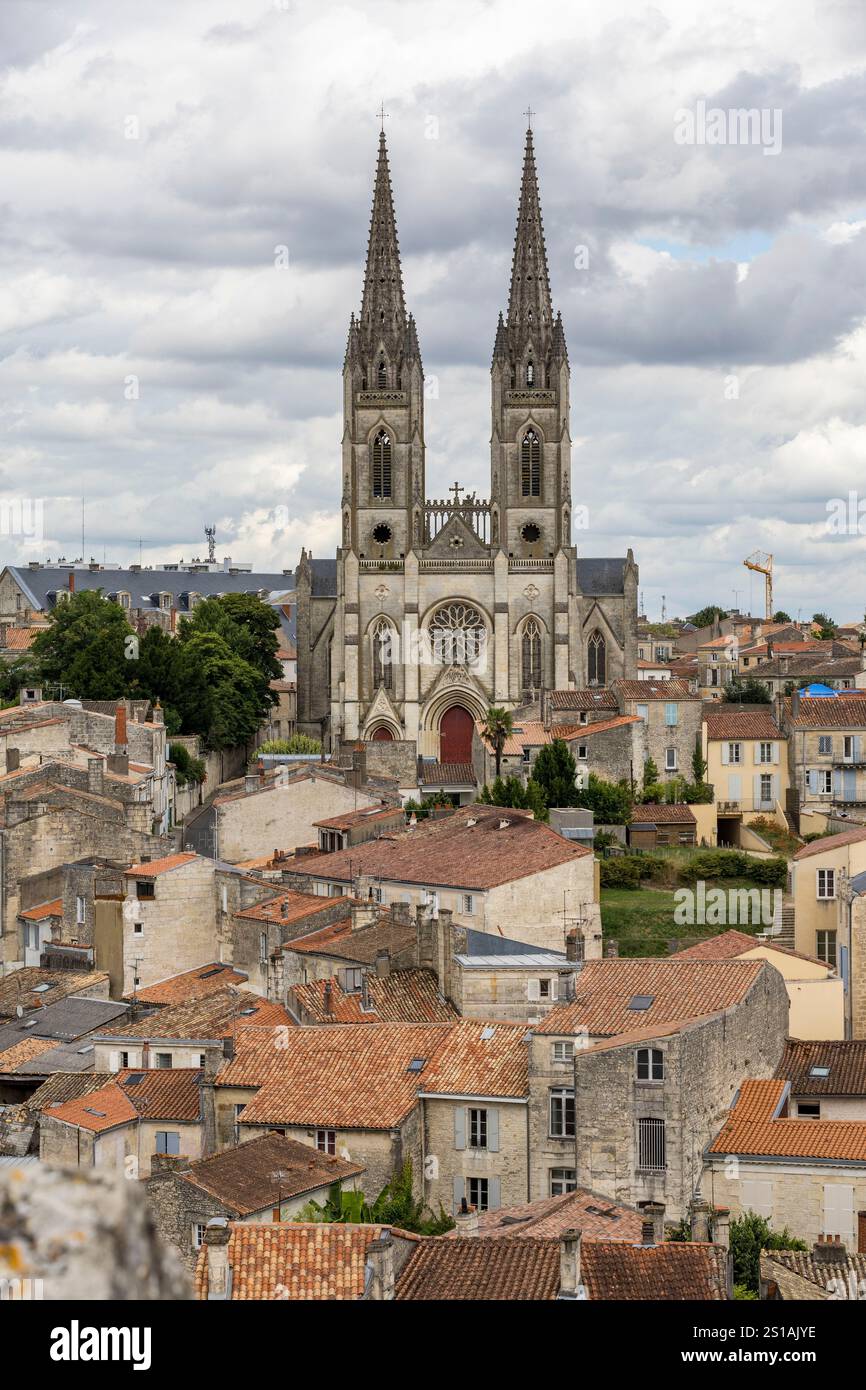 France, deux-Sèvres, Niort, vue sur la ville depuis le donjon et l'église Saint-André en arrière-plan Banque D'Images