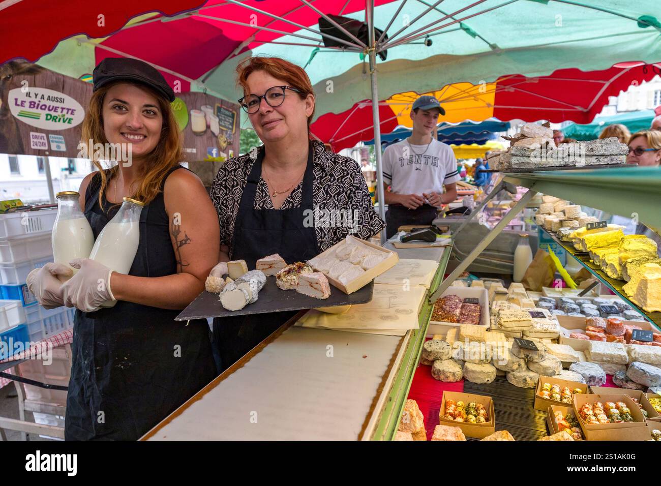 France, deux-Sèvres, Niort, le marché alimentaire de Niort élu plus beau marché de France 2024, fromages de Sylvie, éleveuse de chèvres à Coulonges-sur-l’Autize Banque D'Images