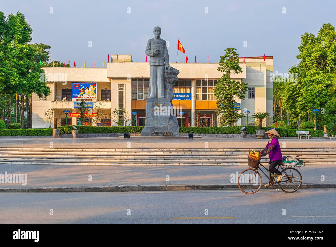 Vietnam, Province de Cao Bang, Cao Bang, statue de Ho Chi Minh devant le centre culturel provincial Banque D'Images