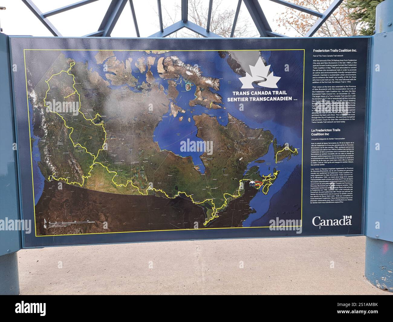 Carte du Canada montrant le panneau du sentier TRANS Canada au bord de la rivière sud dans le centre-ville de Fredericton, Nouveau-Brunswick, Canada Banque D'Images