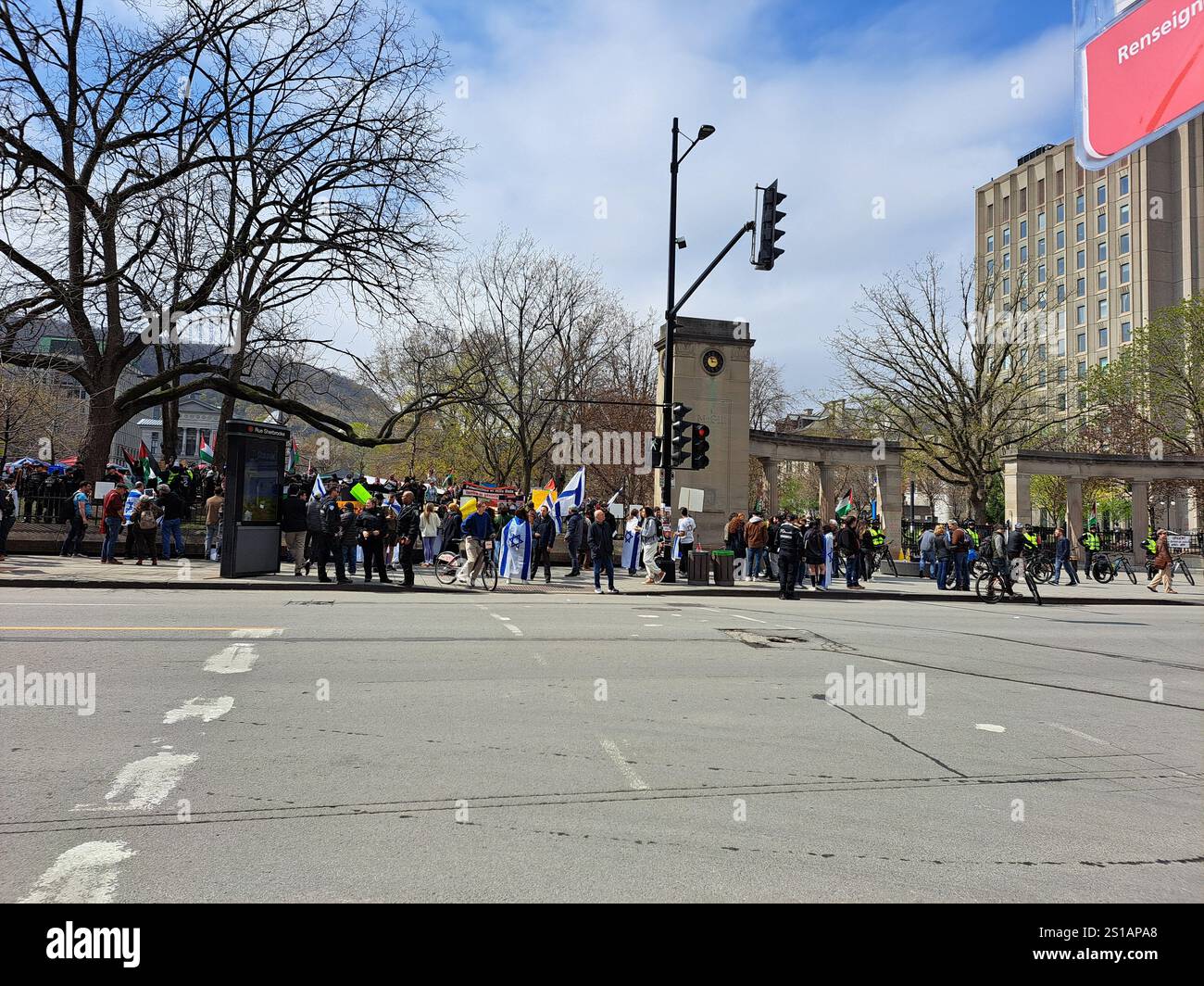 Protestation contre la guerre entre Israël et la Palestine au campus de l'Université McGill sur la rue Sherbrooke Ouest au centre-ville de Montréal, Québec, Canada Banque D'Images