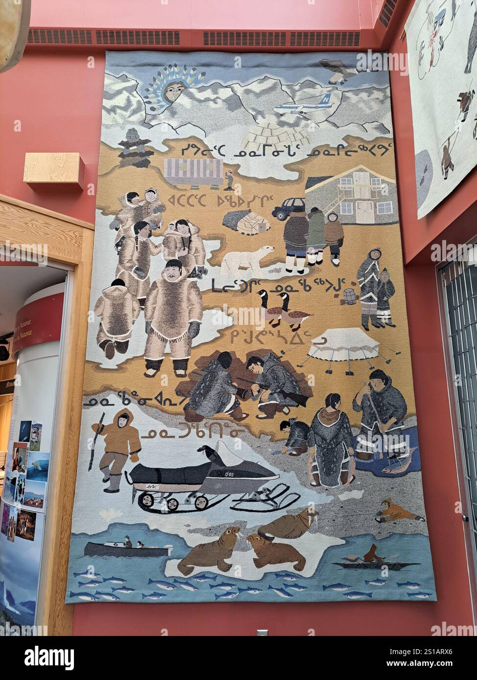 Peinture de la communauté inuite au Centre des visiteurs Unikkaarvik sur la rue Sinaa à Iqaluit, Nunavut, Canada Banque D'Images