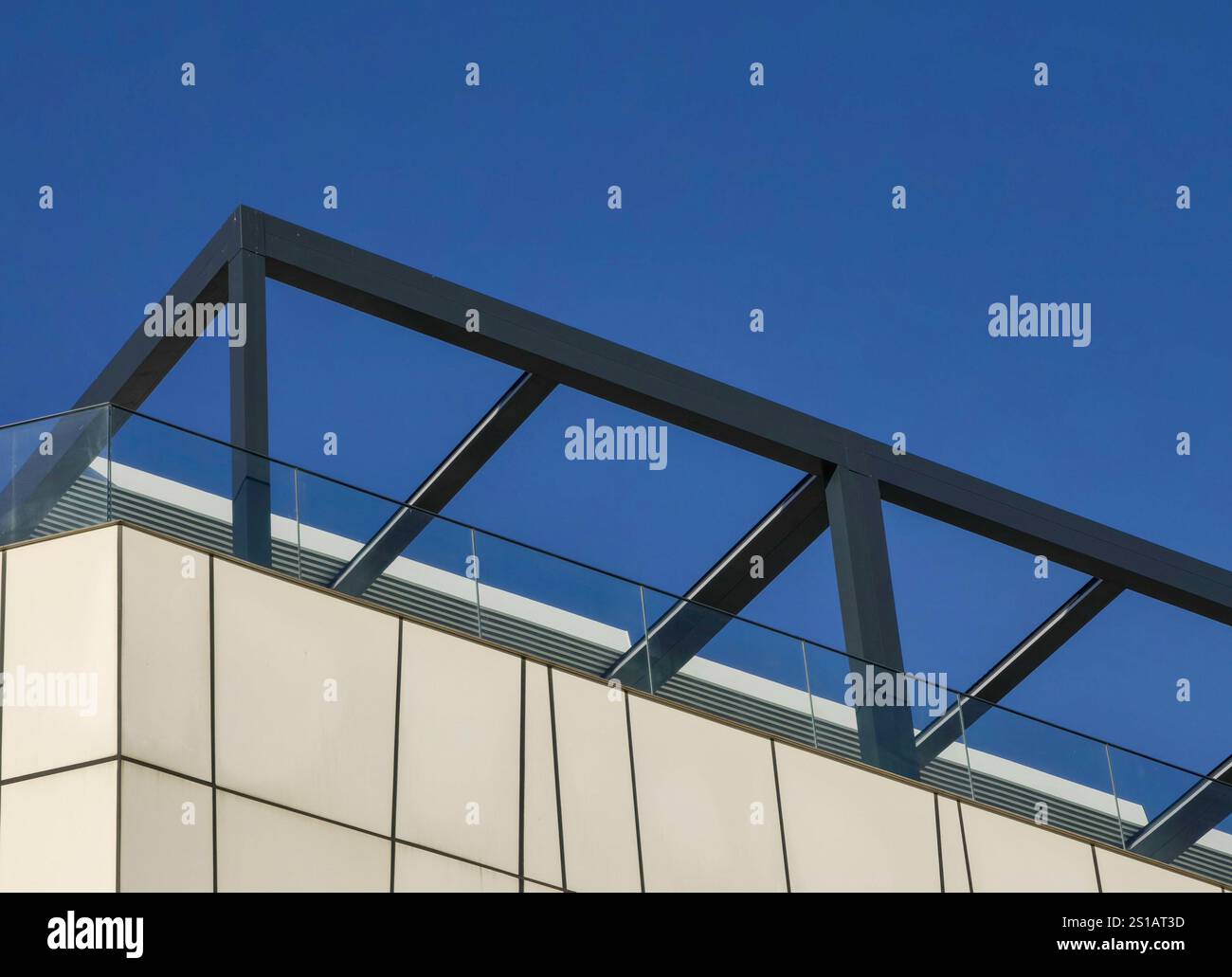 Construction moderne sur le toit contre Clear Blue Sky Banque D'Images