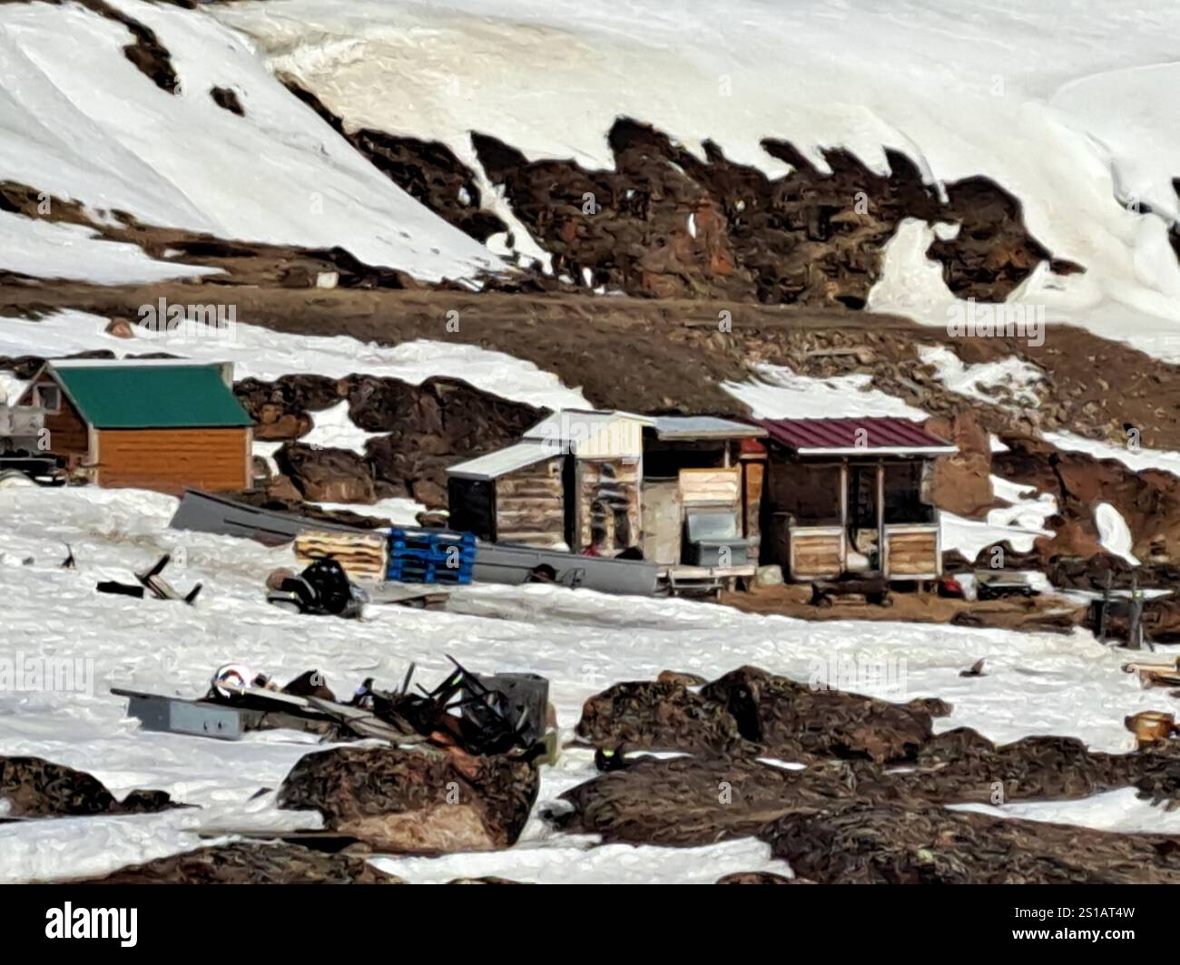 Cabanes et hangars au camp de chasse/pêche sur la plage de Frobisher Bay à Apex, Nunavut, Canada Banque D'Images